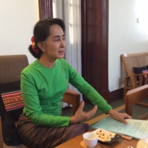 Aung San Suu Kyi is a great conversationalist but has a clear idea of her objectives. Many world leaders pass through her living room! 